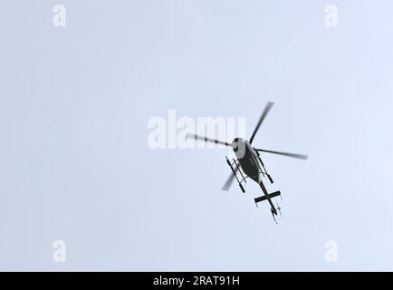 volo in elicottero con sfondo cielo scuro (copter scuro, lame) brooklyn, new york city, meteorologi, notizie, giornalisti, nuvole della polizia Foto Stock