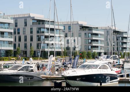 Lussuosi edifici residenziali e yacht ormeggiati al Marina Yacht Park di Gdynia, Polonia, Europa, UE Foto Stock