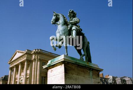 Versailles Francia Palazzo di Versailles ex residenza reale Statua equestre del re Luigi XIV nel cortile prima che fosse spostato Foto Stock