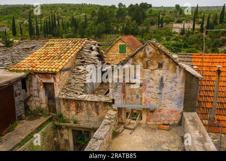 Case abbandonate nel villaggio di Loziscz sull'isola di Brac in Croazia Foto Stock