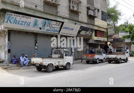 Vista delle attività commerciali osservate la chiusura a causa di uno sciopero indetto da Sunni Tehreek (PST) contro la profanazione del Sacro Corano in Svezia, al Gul Centre di Hyderabad mercoledì 5 luglio 2023. Foto Stock