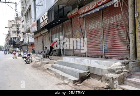 Vista delle attività commerciali osservate la chiusura a causa di uno sciopero indetto da Sunni Tehreek (PST) contro la profanazione del Sacro Corano in Svezia, al Gul Centre di Hyderabad mercoledì 5 luglio 2023. Foto Stock