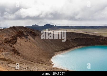 Cratere viti, area vulcanica di Krafla, Myvatn, Islanda settentrionale. Acque blu smeraldo del lago all'interno del vulcano viti. Foto Stock