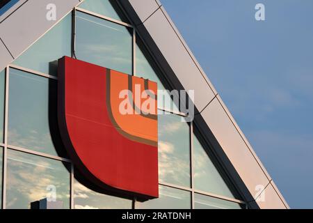 Ottawa, Ontario, Canada - 30 giugno 2023: Il logo Loblaws sulla parte anteriore di un supermercato a Barrhaven. Foto Stock