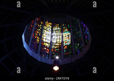 Interni della Cattedrale metropolitana di Liverpool, vetrate colorate e navate circolari. Foto Stock