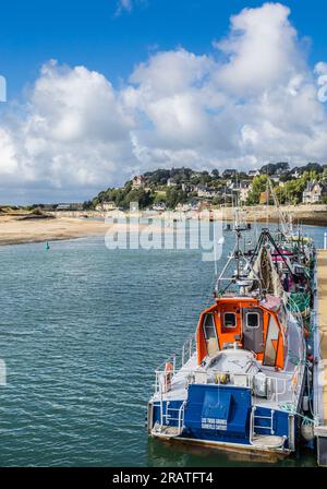 Navi di salvataggio e pesca ormeggiate a Port de Carteret sul fiume Gerfleur, Barneville-Carteret sulla costa occidentale della penisola di Cotentin in Th Foto Stock