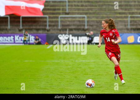 Nicoline Sorensen (14 Danimarca) con il pallone in un'amichevole partita internazionale il 5 luglio 2023 tra Danimarca e Spagna al Glasaxe Stadion di Copenaghen, Danimarca mia Eriksson (mia Eriksson/SPP) credito: SPP Sport Press Photo. /Alamy Live News Foto Stock