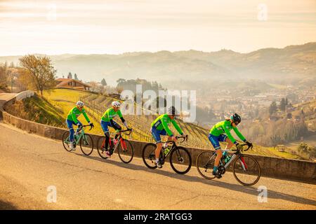 Il percorso panoramico, Canelli, Piemonte, Italia Foto Stock