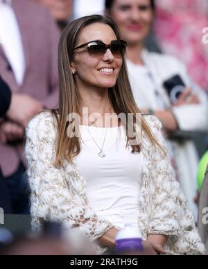 Jelena Djokovic dopo aver visto il marito Novak Djokovic battere Jordan Thompson il terzo giorno dei campionati di Wimbledon 2023 all'All England Lawn Tennis and Croquet Club di Wimbledon. Data foto: Mercoledì 5 luglio 2023. Foto Stock