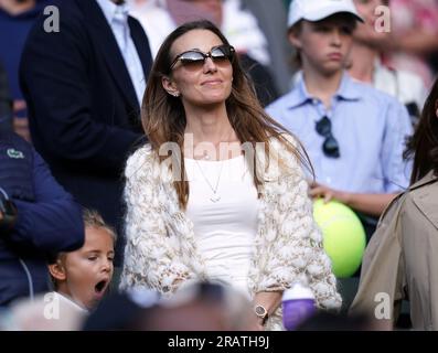 Jelena Djokovic dopo aver visto il marito Novak Djokovic battere Jordan Thompson il terzo giorno dei campionati di Wimbledon 2023 all'All England Lawn Tennis and Croquet Club di Wimbledon. Data foto: Mercoledì 5 luglio 2023. Foto Stock