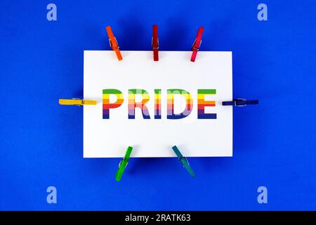 Carta attaccata con appendiabiti con la parola orgoglio Foto Stock