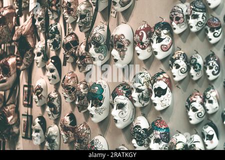 Venezia, Italia - maggio 29 2023: Famoso negozio di maschere di carnevale veneziano chiamato CA Macana, situato a Dorsoduro. Foto Stock