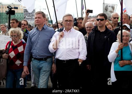 Mosca, Russia. 12 giugno 2013. Mikhail Kasyanov, ex primo ministro della Russia e co-presidente del Partito Repubblicano di Russia - Partito della libertà Popolare (RPR-PARNAS) (C) e Vladimir Ryzhkov, co-presidente del Partito della libertà Popolare (PARNAS) (L) partecipano a una marcia dell'opposizione in via Bolshaya Yakimanka, il giorno della Russia, a Mosca Foto Stock