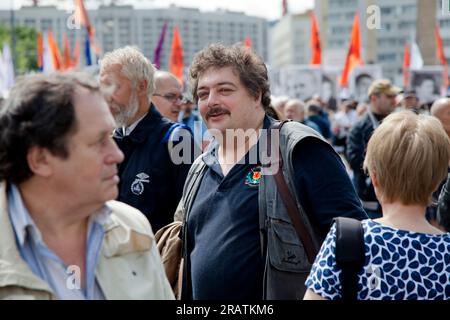 Mosca, Russia. 12 giugno 2013. Lo scrittore, poeta e giornalista Dmitry Bykov (C) partecipa a una marcia di opposizione in via Bolshaya Yakimanka, il giorno della Russia, a Mosca Foto Stock