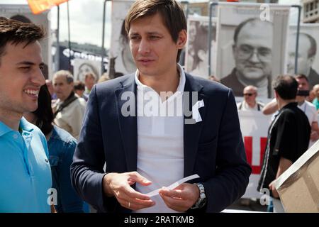 Mosca, Russia. 12 giugno 2013. Il deputato Dmitry Gudkov (C) partecipa a una marcia di opposizione in via Bolshaya Yakimanka, il giorno della Russia, a Mosca Foto Stock