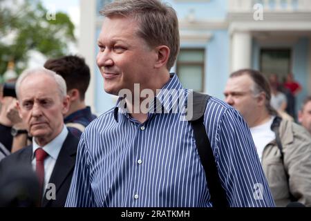 Mosca, Russia. 12 giugno 2013. Il co-presidente del partito Parnas Vladimir Ryzhkov (C) partecipa a una marcia dell'opposizione in via Bolshaya Yakimanka, il giorno della Russia, a Mosca Foto Stock