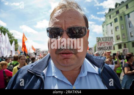 Mosca, Russia. 12 giugno 2013. Capo del partito socialdemocratico russo, Gennady Gudkov partecipa a una marcia dell'opposizione in via Bolshaya Yakimanka, il giorno della Russia, a Mosca Foto Stock