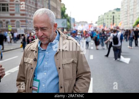 Mosca, Russia. 12 giugno 2013. Lo scienziato politico Nikolai Svanidze partecipa a una marcia di opposizione in via Bolshaya Yakimanka, il giorno della Russia, a Mosca Foto Stock