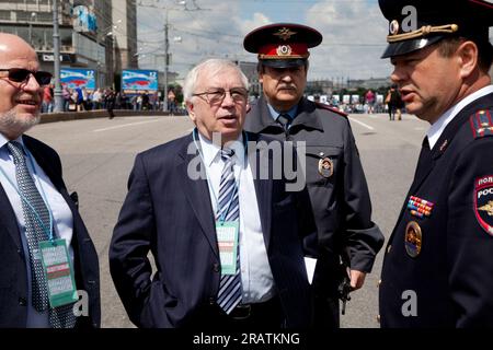 Mosca, Russia. 12 giugno 2013. il difensore dei diritti umani Vladimir Lukin (С) parla con gli agenti di polizia una marcia di opposizione nel giorno della Russia, nel centro della città di Mosca, in Russia Foto Stock