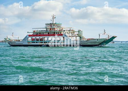 Venezia, Italia - maggio 2023: Grande traghetto ACTV sul Canal grande che collega Lido alla principale isola di Venezia. Trasporto pubblico via acqua a Venezia. Foto Stock