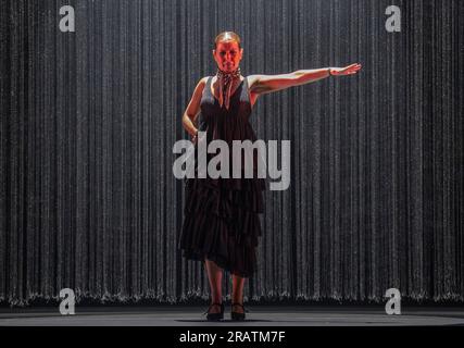 Festival di flamenco 2023, Sadlers Wells, Londra, Regno Unito. 5 luglio 2023. Sara Baras, vincitrice del premio Olivier (5-9 luglio) torna con ALMA, una lettera d'amore alle origini del flamenco, per la prima settimana del Festival. Baras mescola elementi classici del flamenco con ritmi di bolero, rispettando le tecniche del flamenco - siguiriya, soleá, caña, rumba e buleria - e fondendole con il suo tocco moderno. È supportata da un cast di ensemble e da una band dal vivo. Baras si esibì per l'ultima volta al Sadler's Wells nel 2019 con l'acclamata produzione Sombras. Crediti: Malcolm Park/Alamy Live News Foto Stock