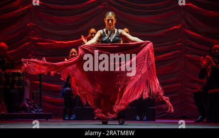 Festival di flamenco 2023, Sadlers Wells, Londra, Regno Unito. 5 luglio 2023. Sara Baras, vincitrice del premio Olivier (5-9 luglio) torna con ALMA, una lettera d'amore alle origini del flamenco, per la prima settimana del Festival. Baras mescola elementi classici del flamenco con ritmi di bolero, rispettando le tecniche del flamenco - siguiriya, soleá, caña, rumba e buleria - e fondendole con il suo tocco moderno. È supportata da un cast di ensemble e da una band dal vivo. Baras si esibì per l'ultima volta al Sadler's Wells nel 2019 con l'acclamata produzione Sombras. Crediti: Malcolm Park/Alamy Live News Foto Stock