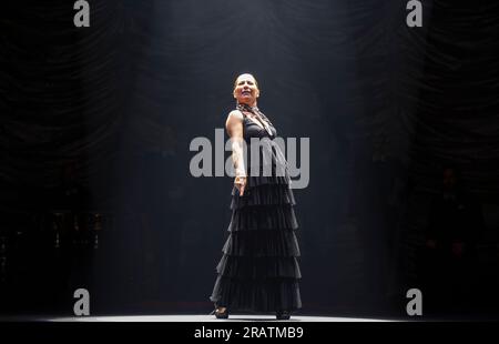 Festival di flamenco 2023, Sadlers Wells, Londra, Regno Unito. 5 luglio 2023. Sara Baras, vincitrice del premio Olivier (5-9 luglio) torna con ALMA, una lettera d'amore alle origini del flamenco, per la prima settimana del Festival. Baras mescola elementi classici del flamenco con ritmi di bolero, rispettando le tecniche del flamenco - siguiriya, soleá, caña, rumba e buleria - e fondendole con il suo tocco moderno. È supportata da un cast di ensemble e da una band dal vivo. Baras si esibì per l'ultima volta al Sadler's Wells nel 2019 con l'acclamata produzione Sombras. Crediti: Malcolm Park/Alamy Live News Foto Stock