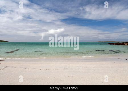 White Sand and Turquoise Sea a Rubh' an t-Seana Bhalla Beach o Rubha Ban Beach, Rubha Ban, Eriskay, Ebridi esterne, Scozia, Regno Unito Foto Stock