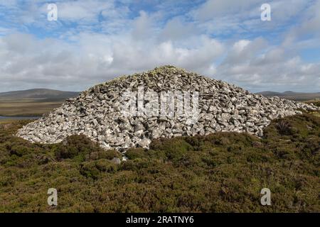 Cairn Barpa Langass o Barpa Langais neolitici Chambered su Ben Langass, Uist, North Uist, Ebridi, Ebridi esterne, West Isles, Scozia, United Foto Stock