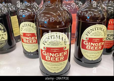 Viersen, Germania - 4 luglio. 2023: Primo piano delle bottiglie di birra Fentimans Ginger sullo scaffale del supermercato tedesco Foto Stock