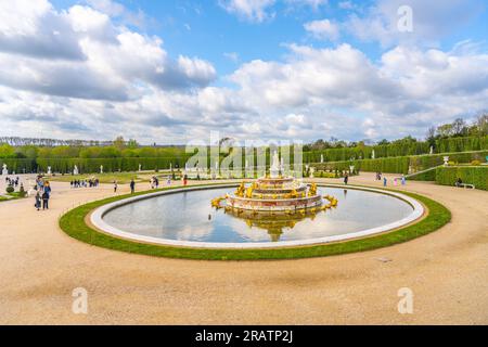 VERSAILLES, FRANCIA - 15 APRILE 2023: Fontana di Latona nei giardini di Versailles, Castello di Versailles vicino a Parigi, Francia. Foto Stock