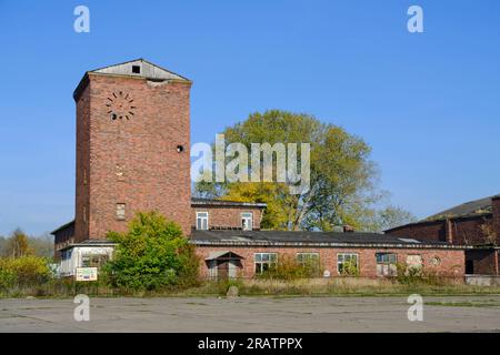 Vecchio edificio in mattoni con muro dell'orologio Foto Stock