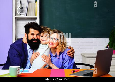 Torna a scuola. Scuola a casa. Ragazzo della scuola elementare. Madre padre e figlio insieme a scuola. Processo educativo. Famiglia scolastica. Maschio felice Foto Stock