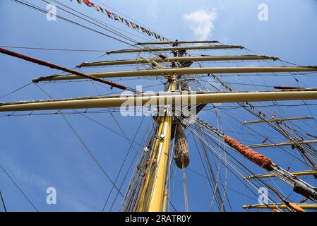 Den Helder, Paesi Bassi. 2 luglio 2023. Il sartiame di vecchie navi a vela. Foto di alta qualità Foto Stock