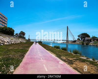 Il Castello di Sohail e il Ponte di Arnada nel Parque Fluvial a Fuengirola in Spagna Foto Stock