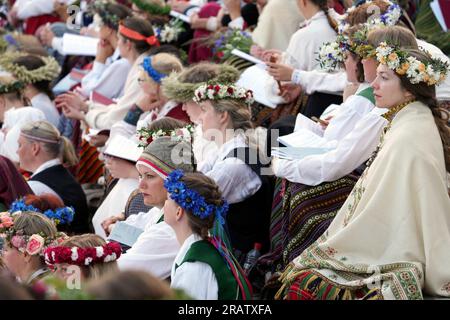 Riga, Lettonia. 5 luglio 2023. La gente partecipa al XXVII Festival nazionale della canzone lettone e della danza XVII a riga, in Lettonia, il 5 luglio 2023. Il XXVII Festival nazionale della canzone lettone e del XVII Festival della danza, che segna il 150° anno della tradizione del Festival della canzone, si svolge a riga dal 30 giugno al 9 luglio. Durante il festival, 40.000 partecipanti provenienti da 43 regioni amministrative lettoni e altri paesi partecipano a più di 60 eventi tra cui coro, danza, banda di fiati, musica popolare, ensemble vocale, folklore e altri concerti. Crediti: Edijs Palens/Xinhua/Alamy Live News Foto Stock