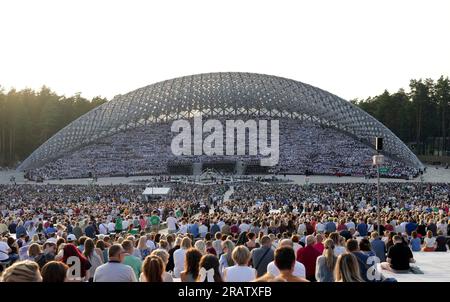 Riga, Lettonia. 5 luglio 2023. La gente partecipa al XXVII Festival nazionale della canzone lettone e della danza XVII a riga, in Lettonia, il 5 luglio 2023. Il XXVII Festival nazionale della canzone lettone e del XVII Festival della danza, che segna il 150° anno della tradizione del Festival della canzone, si svolge a riga dal 30 giugno al 9 luglio. Durante il festival, 40.000 partecipanti provenienti da 43 regioni amministrative lettoni e altri paesi partecipano a più di 60 eventi tra cui coro, danza, banda di fiati, musica popolare, ensemble vocale, folklore e altri concerti. Crediti: Edijs Palens/Xinhua/Alamy Live News Foto Stock