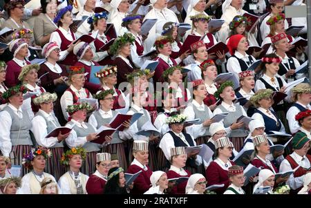 Riga, Lettonia. 5 luglio 2023. La gente partecipa al XXVII Festival nazionale della canzone lettone e della danza XVII a riga, in Lettonia, il 5 luglio 2023. Il XXVII Festival nazionale della canzone lettone e del XVII Festival della danza, che segna il 150° anno della tradizione del Festival della canzone, si svolge a riga dal 30 giugno al 9 luglio. Durante il festival, 40.000 partecipanti provenienti da 43 regioni amministrative lettoni e altri paesi partecipano a più di 60 eventi tra cui coro, danza, banda di fiati, musica popolare, ensemble vocale, folklore e altri concerti. Crediti: Edijs Palens/Xinhua/Alamy Live News Foto Stock