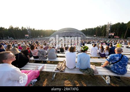 Riga, Lettonia. 5 luglio 2023. La gente partecipa al XXVII Festival nazionale della canzone lettone e della danza XVII a riga, in Lettonia, il 5 luglio 2023. Il XXVII Festival nazionale della canzone lettone e del XVII Festival della danza, che segna il 150° anno della tradizione del Festival della canzone, si svolge a riga dal 30 giugno al 9 luglio. Durante il festival, 40.000 partecipanti provenienti da 43 regioni amministrative lettoni e altri paesi partecipano a più di 60 eventi tra cui coro, danza, banda di fiati, musica popolare, ensemble vocale, folklore e altri concerti. Crediti: Edijs Palens/Xinhua/Alamy Live News Foto Stock