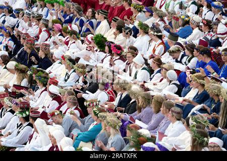 Riga, Lettonia. 5 luglio 2023. La gente partecipa al XXVII Festival nazionale della canzone lettone e della danza XVII a riga, in Lettonia, il 5 luglio 2023. Il XXVII Festival nazionale della canzone lettone e del XVII Festival della danza, che segna il 150° anno della tradizione del Festival della canzone, si svolge a riga dal 30 giugno al 9 luglio. Durante il festival, 40.000 partecipanti provenienti da 43 regioni amministrative lettoni e altri paesi partecipano a più di 60 eventi tra cui coro, danza, banda di fiati, musica popolare, ensemble vocale, folklore e altri concerti. Crediti: Edijs Palens/Xinhua/Alamy Live News Foto Stock