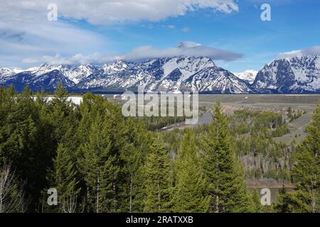 Il fiume Snake si affaccia sul Grand Tetons National Park nel Wyoming. Ansel Adams ha scattato una famosa fotografia in bianco e nero da questa stessa posizione. Foto Stock