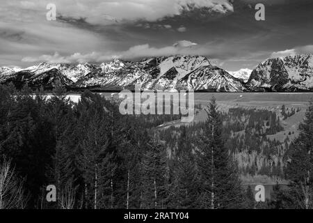 Il fiume Snake si affaccia sul Grand Tetons National Park nel Wyoming. Ansel Adams ha scattato una famosa fotografia in bianco e nero da questa stessa posizione. Foto Stock