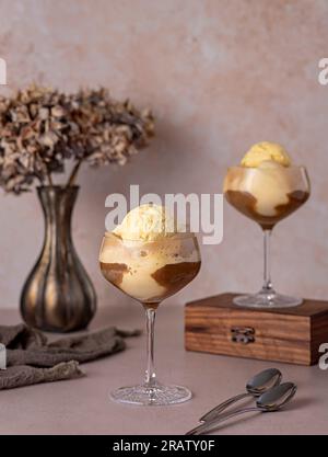 Fotografia alimentare di caffè freddo; dessert; vaniglia; gelato; crema; espresso; barista; caffetteria; tradizionale; congelato; americano; ristorante Foto Stock