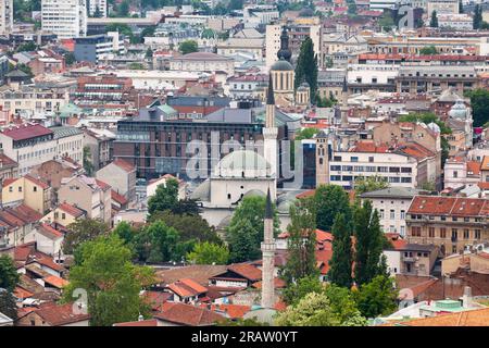 Sarajevo, Bosnia ed Erzegovina - maggio 26 2019: Vista aerea della Moschea Gazi Husrev-Beg circondata dalla Torre dell'Orologio, dalla Moschea Baščaršija e dal Th Foto Stock