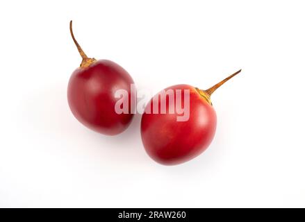 Tamarillo fresco isolato su fondo bianco. Frutta commestibile a forma di uovo nota come Tree Tomato, famiglia di piante Solanaceae, Solanum Betaceum. Vista dall'alto Foto Stock