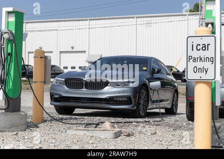 Indianapolis - 4 luglio 2023: Esposizione della BMW 530e presso una concessionaria. BMW offre la 530e come variante ibrida plug-in della berlina serie 5. Foto Stock