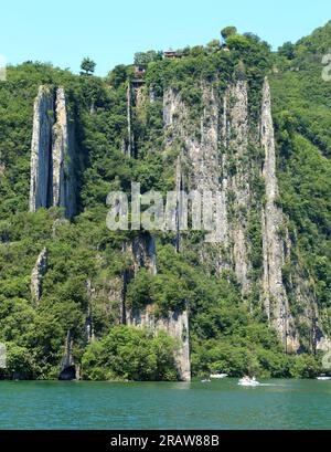 Lastre verticali di calcare sul Lago d'Iseo, Lago d'Iseo, Iseosee, Italia. Formazione rocciosa geologica Foto Stock