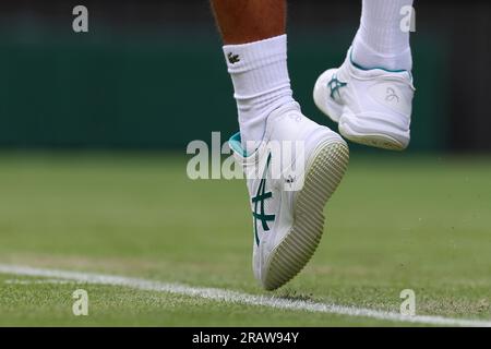 Londra, Inghilterra: 5 luglio 2023; All England Lawn Tennis and Croquet Club, Londra, Inghilterra: Torneo di tennis di Wimbledon; Una vista dettagliata delle scarpe indossate da Novak Djokovic con le 23 che rappresentano la quantità di titoli del grande slam vinti Foto Stock