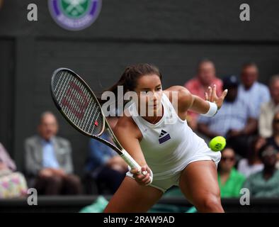 Wimbledon. Jodie Burrage of Great, Regno Unito. 5 luglio 2023. Durante il suo secondo round match contro Daria Kasatkina numero 11 oggi a Wimbledon. Kasatkina ha vinto la partita in set. Crediti: Adam Stoltman/Alamy Live News Foto Stock