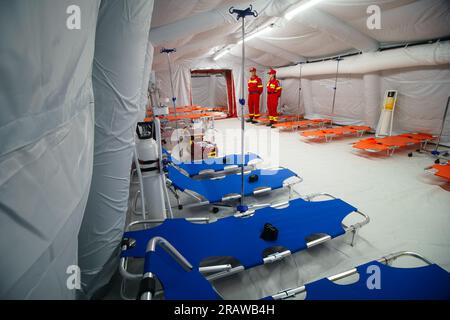 Bucarest, Romania. 5 luglio 2023: Una tenda medica attrezzata durante la presentazione di 15 delle 25 stazioni mediche avanzate e di quattro veicoli di supporto radio assegnati all'Ispettorato generale rumeno per le situazioni di emergenza, acquistata nell'ambito del progetto VISION 2020 - programma operativo per le grandi infrastrutture (POIM 2014-2020). Crediti: Lucian Alecu/Alamy Live News Foto Stock